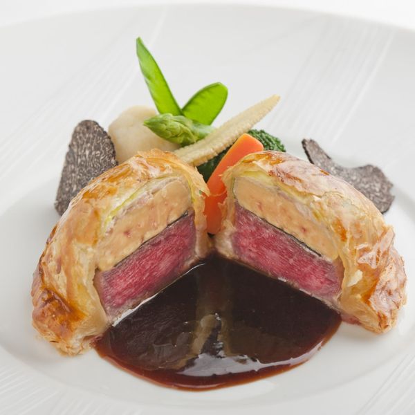 牛肉、フォアグラ、トリュフをパイで包んだ贅沢なスペシャリテはウエディングメニューとしても大人気。|オーベルジュ・ド・リル サッポロ （ひらまつウエディング）の写真(671311)