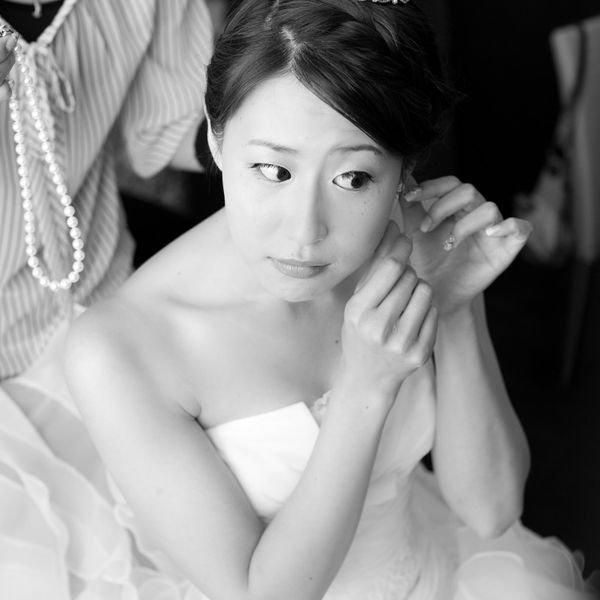 たくさんの中から厳選したお気に入りのイヤリングをつけて、いよいよ完成です|オーベルジュ・ド・リル サッポロ (ひらまつウエディング)の写真(396658)