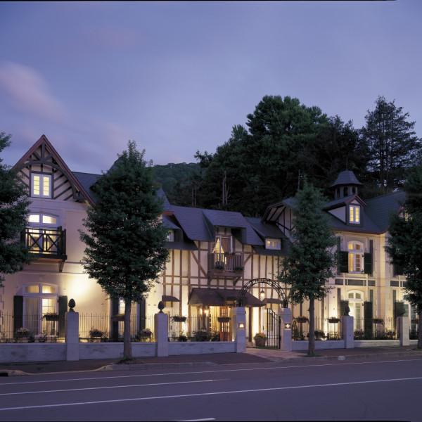 夜には温かな灯りがこぼれるロマンティックな雰囲気に!|オーベルジュ・ド・リル サッポロ (ひらまつウエディング)の写真(227912)