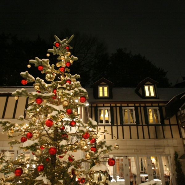 レストランが華やぐクリスマス時期。温かな暖炉がお出迎えします。|オーベルジュ・ド・リル サッポロ (ひらまつウエディング)の写真(236490)