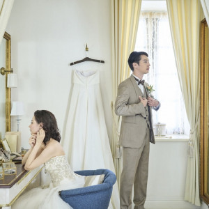 当日慌しく過ごす新郎新婦のためのブライズルームはゆったり空間がうれしい|ベイサイドパーク迎賓館（千葉みなと）/テイクアンドギヴ・ニーズウェディングの写真(50979095)