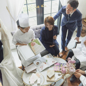 専属のコーディネーターがふたりの想いをデッサンにおこし、形にする|ベイサイドパーク迎賓館(千葉みなと)/テイクアンドギヴ・ニーズウェディングの写真(56541138)