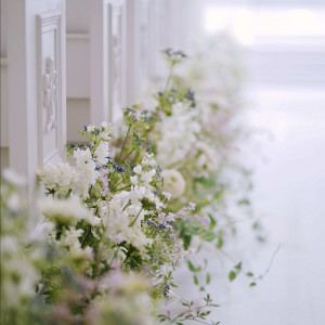 白いチャペルに白×緑の装花で爽やかな印象に|ベイサイドパーク迎賓館(千葉みなと)の写真(17945208)