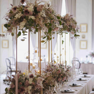 背の高いテーブル装花で差をつけよう|ベイサイドパーク迎賓館(千葉みなと)の写真(17945326)