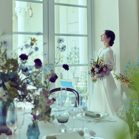 白基調の会場は合わない色がないのでどんなコーディネートもおススメ！|ニーズ千葉みなと by T&G WEDDING(旧 ベイサイドパーク迎賓館 千葉みなと)の写真(62540139)