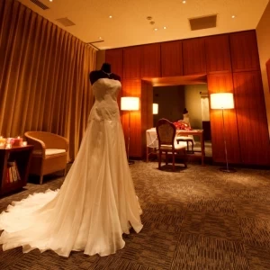落ち着いた雰囲気の新郎新婦の控室。広々したスペースでゆったりとお仕度を。|神楽坂 L'Allance（ラリアンス）の写真(648944)