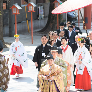 【提携神社：赤城神社】参列者全員で行われる「参進」。日本の伝統、絵になる写真が残せます。|神楽坂 L'Allance（ラリアンス）の写真(7234458)