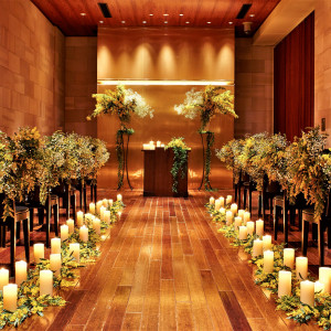 披露宴会場のすぐ上階にある、「カムンチャペル」花梨の樹材に包まれて温かいアットホームな挙式が叶います。|神楽坂 L'Allance（ラリアンス）の写真(4951660)