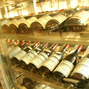 約3000本の厳選されたワインの数々。ゲストのウェイティングルームに隣接したワインセラー。|神楽坂 L'Allance（ラリアンス）の写真(221621)