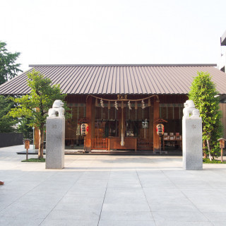 赤城神社
2010年世界的建築家「隈研吾氏」が手がけた神社です。総ガラス張りのモダンな社殿