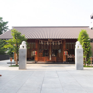 赤城神社
2010年世界的建築家「隈研吾氏」が手がけた神社です。総ガラス張りのモダンな社殿