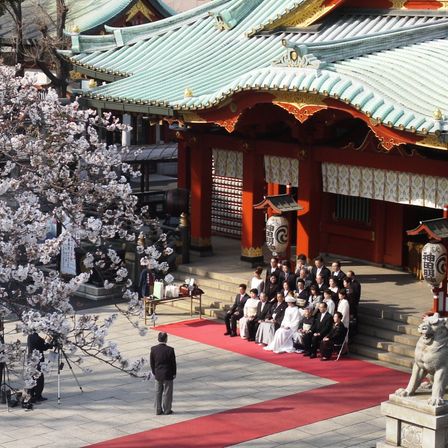 【提携神社：神田明神】挙式後は神社をバックに親族集合写真を。艶やかな朱色の社殿が印象的。|神楽坂 L'Allance（ラリアンス）の写真(648964)
