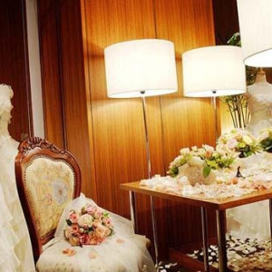 リラックスできるシックな家具でまとめられた控え室。新婦の個性を大切にするためドレスも多彩にラインナップ。|神楽坂 L'Allance（ラリアンス）の写真(211421)