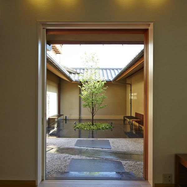 坪庭には、ハナミズキの樹を飾っております|The Private Garden FURIAN山ノ上迎賓館(ザプライベートガーデンフリアン)の写真(644773)