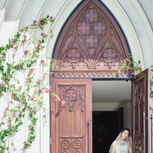 挙式の後のセレモニーへ向かう扉の前で。50段の大階段で祝福のフラワーシャワーを。|ローズガーデン／ロイヤルグレース大聖堂の写真(26366075)