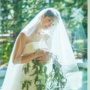 光のベールを纏い純白のドレスが一層美しく輝く|ASHIYA MONOLITH 旧逓信省芦屋別館 ～芦屋モノリス～の写真(39379863)