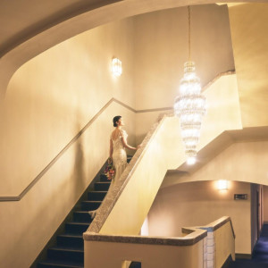 クラシカルな空間に煌めくシャンデリアも印象的|旧逓信省別館（きゅうていしんしょうべっかん　国登録有形文化財）の写真(57109421)