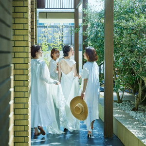 空の下で交わす会話はいつになっても格別なもの。|旧逓信省別館(きゅうていしんしょうべっかん 国登録有形文化財)の写真(57108823)