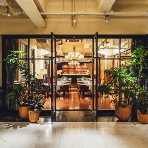 クラシカルな空間に煌めくシャンデリアも印象的|旧逓信省別館（きゅうていしんしょうべっかん　国登録有形文化財）の写真(57109415)