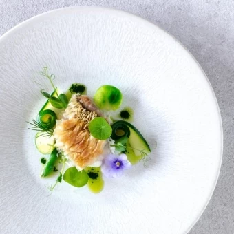 とれたての旬野菜や魚介類を中心にした”五感で愉しむ”創作料理をいただけます。