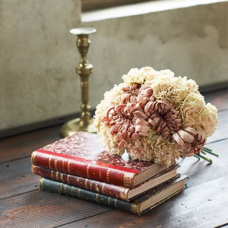 洋書やキャンドルホルダーを置くだけでもアンティークな雰囲気に|旧逓信省別館（きゅうていしんしょうべっかん　国登録有形文化財）の写真(560792)