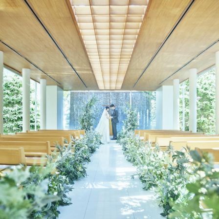神秘的でありながら緑と木の温もりに包まれる水上に浮かぶチャペル|旧逓信省別館（きゅうていしんしょうべっかん　国登録有形文化財）の写真(57109496)