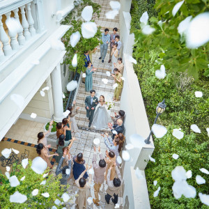 【大階段フラワーシャワー】花嫁の憧れの大階段でのフラワーシャワーも可能。100名上も並べるからゲスト一人一人の顔もしっかり見ながら歩けるからおすすめ！|星ヶ丘迎賓館 アートグレイスクラブの写真(49680425)
