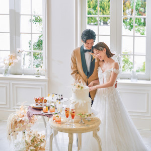 【オランジュリーガーデン】ケーキ入刀は専用スペースにて。写真映えするフォトスポットでのケーキセレモニーは背景も美しくセレモニーを彩る|星ヶ丘迎賓館 アートグレイスクラブの写真(49680230)