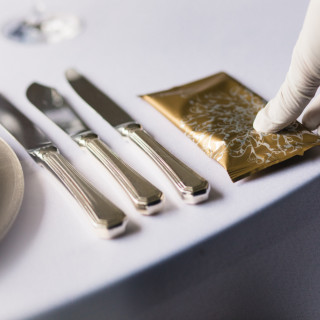 お食事の際には、おひとり1つずつ殺菌作用のあるおしぼりをお配りしております。