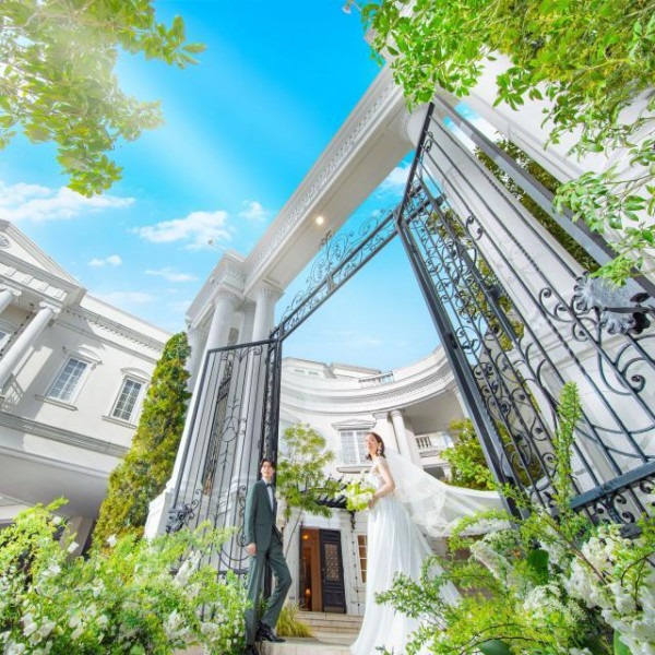 約8mの高さを誇るゲートがゲストを迎える