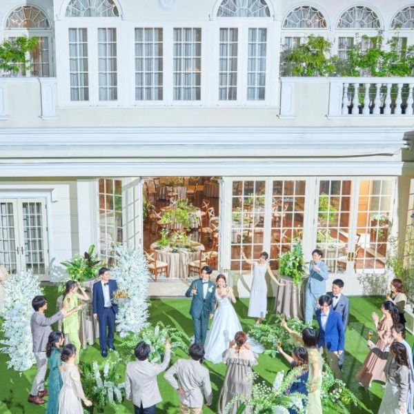 開放的なガーデンでゲストとウェルカムパーティーやデザートブッフェもおすすめ