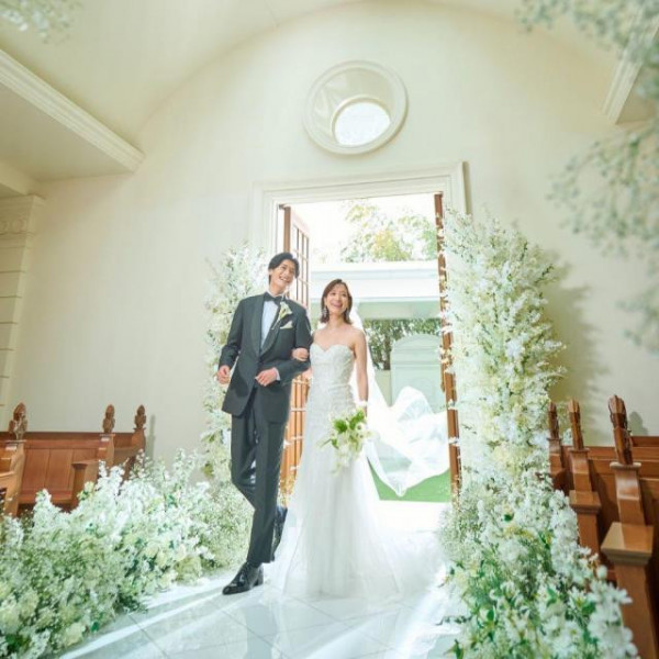 天窓から差し込む陽光が新郎新婦の姿を美しく輝かせる