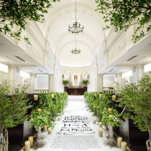 【アスピラシオン教会】純白のチャペルは、ナチュラルな緑の装花もぴったり|ア・ラ・モードパレ＆ザ・リゾート（A LA MODE PALAIS＆THE RESORT）の写真(30151014)