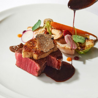 素材の旨味を最大限引き出す調理法でお届け。メインの一皿だけをランクアップすることも可能