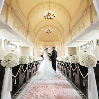 白亜の空間に差し込むやわらかな自然光と、天井高のある開放的な造りが印象的なチャペル