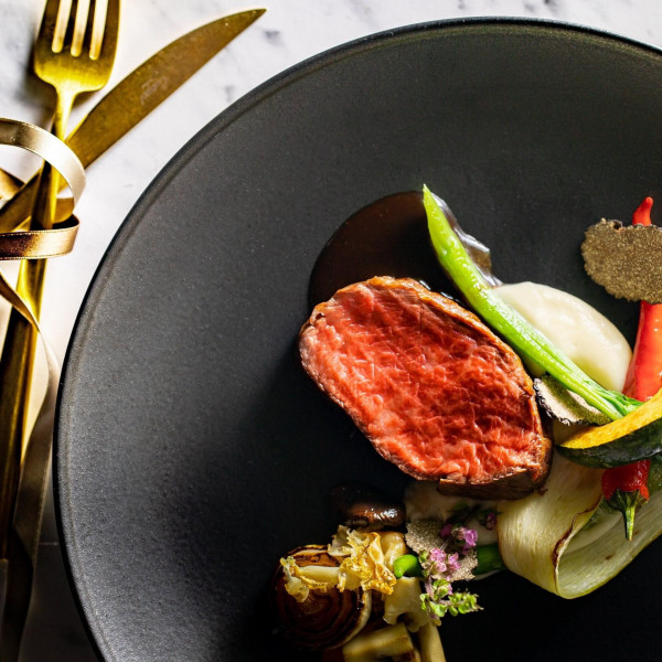 見た目が華やかなフレンチと馴染みある日本料理を掛け合わせた料理でおもてなし★