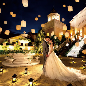 夜空にゆらめくランタンは幻想的。ナイトウェディングのラストを感動的に締めくくります。|ピアザ ララ ルーチェの写真(54897003)