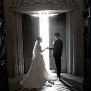 チャペルを退場する際の扉を開けると光が入り込み、2人の明るい未来を照らす|ピアザ ララ ルーチェの写真(18573266)