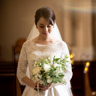「茶色」のチャペルは花嫁のウエディングドレスをより美しく見せてくれる。