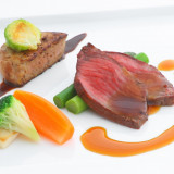 結婚式の料理のメインを飾る【ヴィアンド】
会費によってA5ランクの牛を使用したヴィアンド★
脂身だけではなく芳醇な香りを持つ赤身もちょうどよく入った自慢の逸品です♪