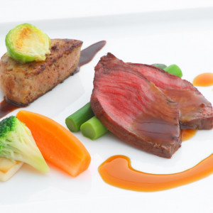 結婚式の料理のメインを飾る【ヴィアンド】
会費によってA5ランクの牛を使用したヴィアンド★
脂身だけではなく芳醇な香りを持つ赤身もちょうどよく入った自慢の逸品です♪|アールベルアンジェ室蘭の写真(653258)