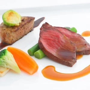 結婚式の料理のメインを飾る【ヴィアンド】
会費によってA5ランクの牛を使用したヴィアンド★
脂身だけではなく芳醇な香りを持つ赤身もちょうどよく入った自慢の逸品です♪|アールベルアンジェ室蘭の写真(653258)