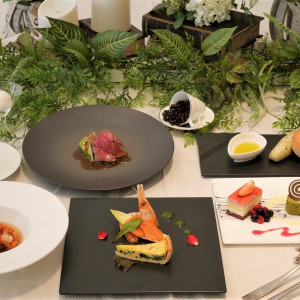 オードブルからデセールまで、全てのお料理を楽しんでいただけるように・・・盛り付けの一瞬までシェフのこだわりと想いを込めて皆様の元にお届け。季節に合わせた最新メニュー登場|アールベルアンジェ室蘭の写真(10336684)