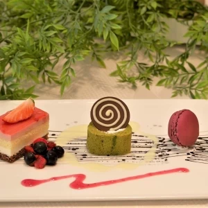 全ての料理の締めであるデザートは、彩り豊でおしゃれな一品に・・・そのままで、ソースを絡めて、一味違うをお楽しみください。コーヒーにも合うように甘さを計算しています。|アールベルアンジェ室蘭の写真(10336720)