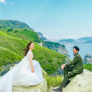 ロケーションフォト / 屋外のグリーンに映える真っ白なウェディングドレス。ドレスと小物の組み合わせは何通りにも・・・ オリジナルのコーディネートでおふたりだけの世界観を♡