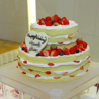 お二人のご要望に合わせて丸型・四角型・2段・3段etc...カワヨなケーキを♥