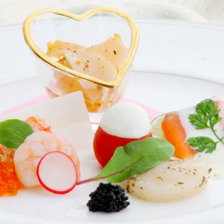 彩り豊かな【オードブル】
ゲストの元に一番最初に運ばれるオードブルは目で見て楽しんで頂けるよう、盛り付けに工夫を施し、絶大なインパクトを与えます♪|アールベルアンジェ室蘭の写真(653259)