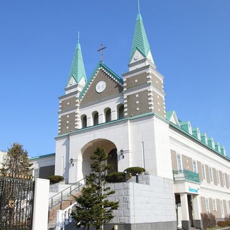 胆振管内最大の独立型チャペル“セント.ニコラス教会”季節によって外でのアフターセレモニーも人気です☆彡外観はオシャレなお城♥内観はホワイトとブラウンを基調♪|アールベルアンジェ室蘭の写真(576381)