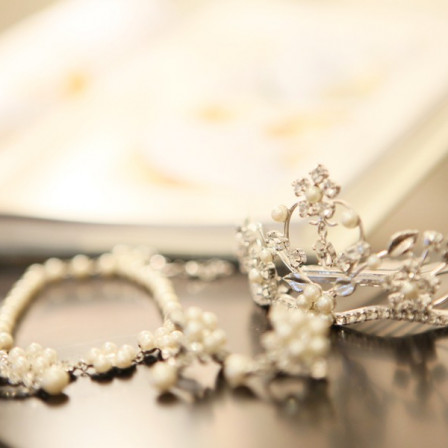 最後にティアラをのせてプリンセスの完成♡
新婦に魔法をかけ、新郎にもう一度恋をさせましょう♪|アールベルアンジェ室蘭の写真(576309)