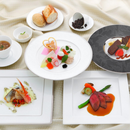 創作フレンチコース☆彩り豊かなオードブルから始まり、厳選された食材が並ぶ創作フレンチコース。ソースにもこだわったメインディッシュは圧巻！最後は可愛い盛り付けのデザートで♪|アールベルアンジェ室蘭の写真(653253)